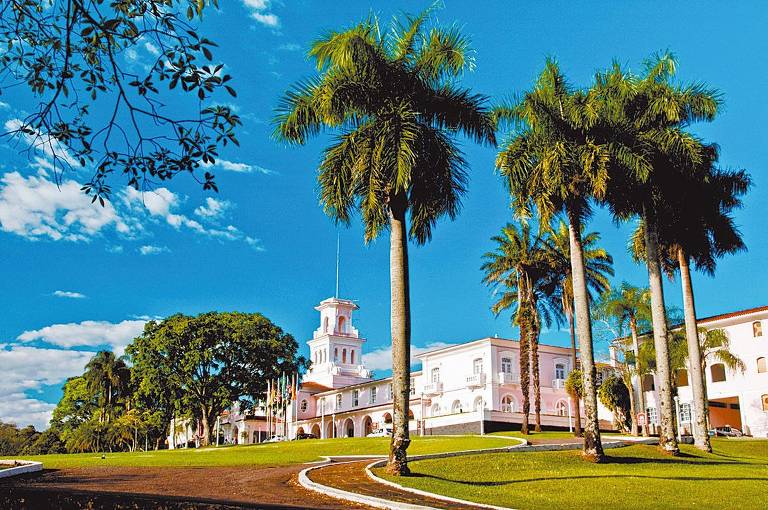 Fachada do hotel das Cataratas, o único dentro do Parque Nacional do Iguaçu (PR)