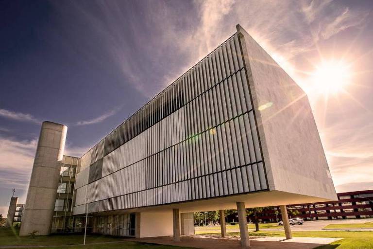 Brasília Palace Hotel, projetado por Oscar Niemeyer, foi um dos primeiros prédios construídos na cidade - sendo inaugurado, inclusive, antes dela