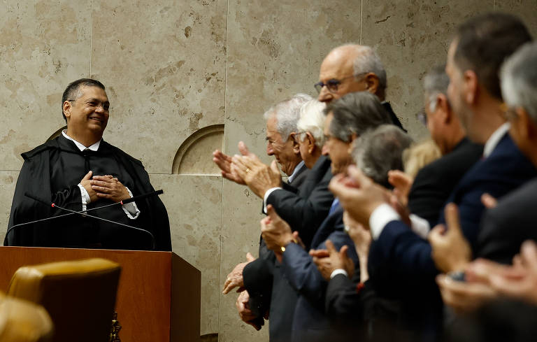 Flávio Dino toma posse como ministro do STF ao lado de Lula