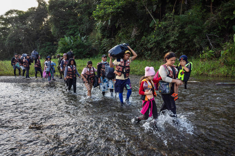 Jornalistas da Folha ganham prêmio da Cruz Vermelha por série sobre Darién