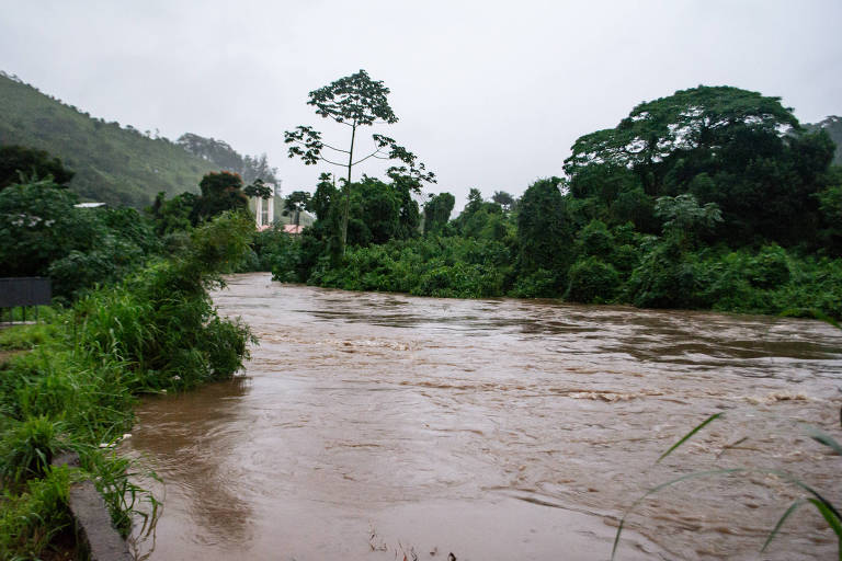 Temporais provocam 4 mortes no RJ; em Petrópolis, família é soterrada