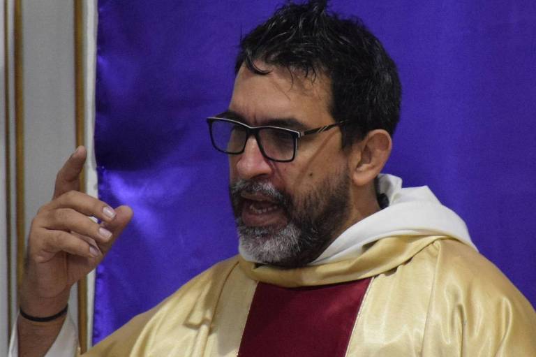 O padre que desafia o regime cubano: 'É impossível ser sacerdote em Cuba sem dizer o que acontece aqui'