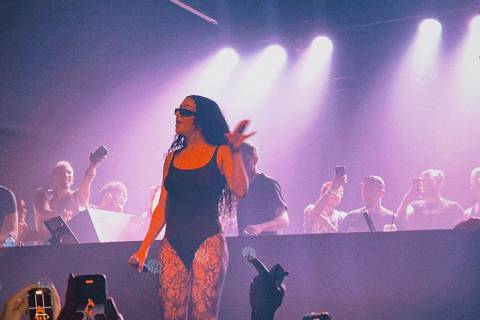 A cantora britânica Charli XCX durante apresentação como DJ em São Paulo