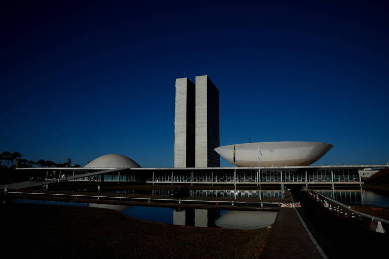 O conjunto é formado por cinco grandes construções. No centro, há duas torres retangulares idênticas, altas e verticais, que se elevam lado a lado. Elas são unidas na base por um prédio horizontal mais baixo, de onde emergem duas cúpulas, cada qual em uma das extremidades da base. 

À esquerda de quem observa de frente, está a cúpula em forma de prato invertido, que cobre o Senado Federal. À direita, uma cúpula convexa, que lembra um prato virado para cima, cobre a Câmara dos Deputados. Ambas têm superfícies lisas, em um tom claro. 