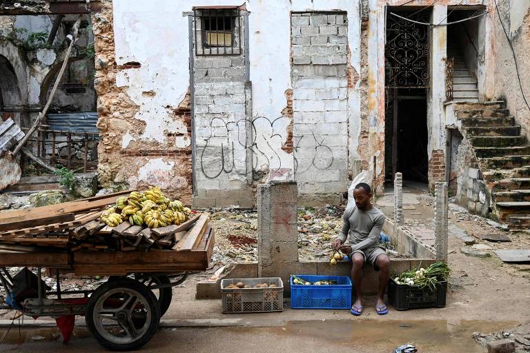 Cuba proíbe negócios com bancos dos EUA em meio a forte crise