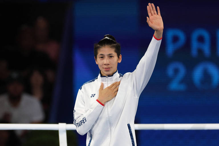 Boxeadora Lin Yu-ting, imersa em polêmica de gênero, ganha o ouro em Paris-2024