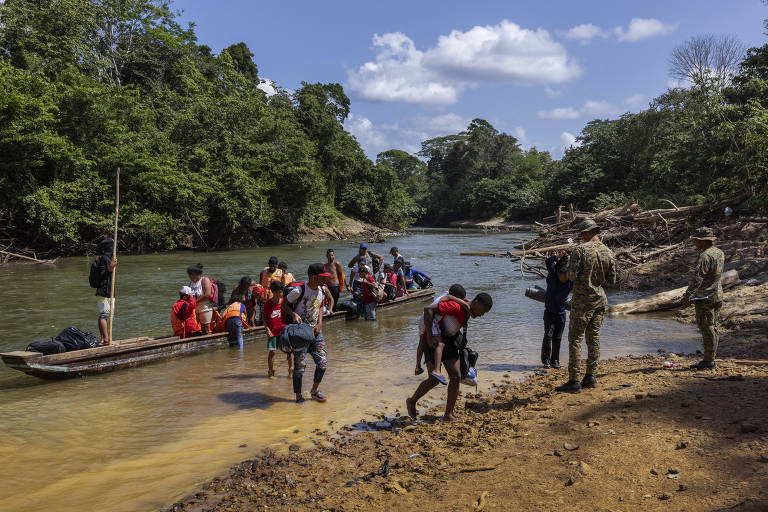 Panamá inicia deportações de imigrantes de Darién com voos pagos pelos EUA