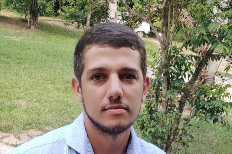 Na foto, um homem branco de cabelo castanho curto e barba curta