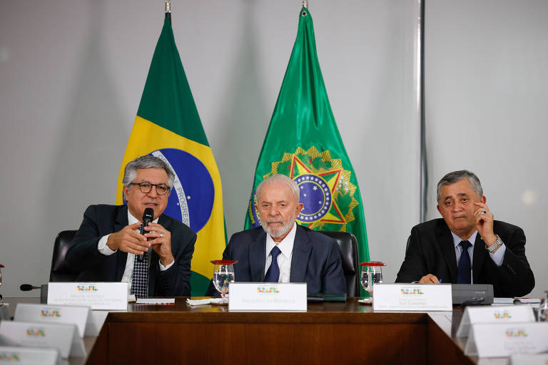 Lula recebe líderes para tratar de emendas e diz não ter candidatos à sucessão na Câmara