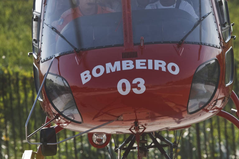 Helicóptero dos Bombeiros bate em cabos elétricos e dois ficam feridos em Petrópolis (RJ)