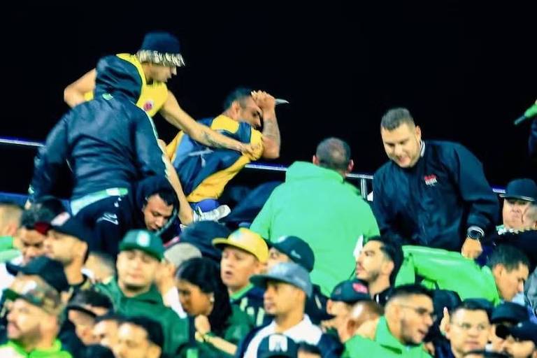 Briga com facas em estádio de Medellín deixa mais de 20 feridos