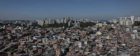 SÃO PAULO, SP, BRASIL, 23-04-2024: Fotos de drone dos prédios da região da Avenida Giovanni Gronchi, cercados pela expansão de Paraisópolis. (Foto: Bruno Santos/ Folhapress) *** FSP-COTIDIANO*** EXCLUSIVO FOLHA***