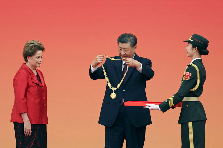 Dilma recebe medalha de Xi em Pequim, mas expõe saudade do Brasil