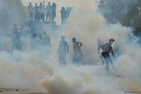 A supporter of jailed former Pakistani Prime Minister Imran Khan's party, the Pakistan Tehreek-e-Insaf (PTI), throws back a tear gas shell during an anti-government rally in Islamabad, Pakistan, October 5, 2024. REUTERS/M Asim ORG XMIT: GGG-FRM04