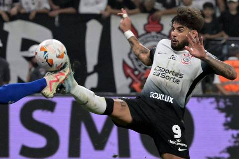 Corinthians' forward Yuri Alberto tries to control the ball during the Copa Sudamericana quarter-final second leg all-Brazilian football match between Corinthians and Fortaleza at the Neo Quimica Arena stadium in Sao Paulo, Brazil, on September 24, 2024. (Photo by NELSON ALMEIDA / AFP)