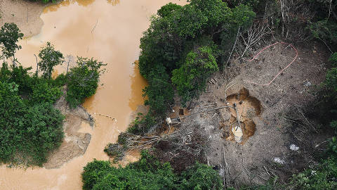 Vista aérea de um garimpo ilegal na área do Parque Amazônico da Guiana Francesa. Credito Divulgaçao ORG XMIT: LOCAL2410052050822772 DIREITOS RESERVADOS. NÃO PUBLICAR SEM AUTORIZAÇÃO DO DETENTOR DOS DIREITOS AUTORAIS E DE IMAGEM