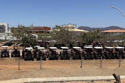 GUANAMBI.BA - 3/10/2024 - Tratores e equipamentos armazenados em depósito da estatal Codesvasf em Guanambi (BA) (FOTO: Flávio Ferreira/Folhapress) *** EXCLUSIVO FOLHA ***