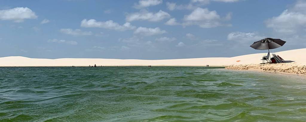 Lagoa do circuito Andorinhas, no Parque Nacional dos Lençóis Marenhenses; mesmo em dezembro, no auge da seca na região, algumas lagoas continuam cheias