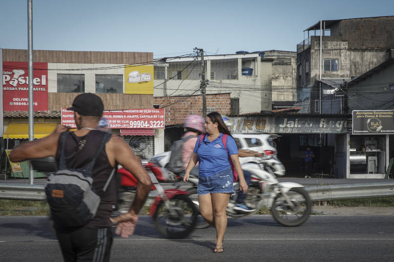 Motoristas e pedestres disputam espaço na BR-101 no Recife, campeã em acidentes