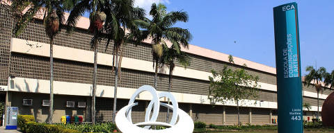 Na capital paulista, se formou na Escola de Artes Dramáticas da USP e fundou o grupo teatral Jovens Independentes *** Local Caption *** A imagem mostra a fachada da Escola de Comunicações e Artes (ECA) da USP. No primeiro plano, há uma escultura branca em forma de laços. Ao fundo, vê-se um edifício com janelas em grade e algumas palmeiras ao redor. À direita, há um totem azul com o nome da escola e o endereço. O céu está claro e ensolarado