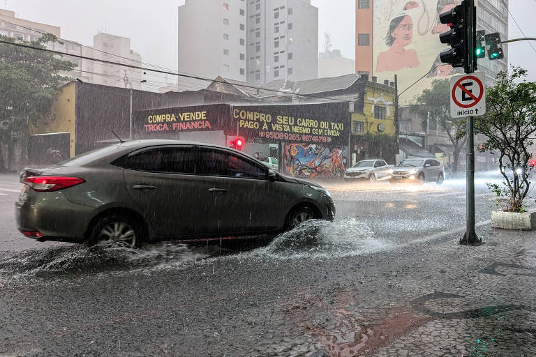 SP tem alerta de tempestade para esta sexta (25) e deve chover no fim de semana de eleição