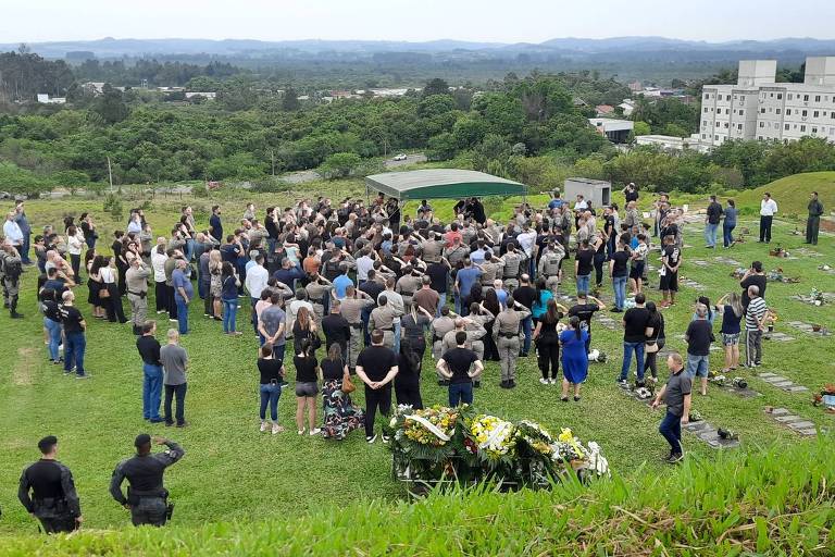 PM morto em ataque a tiros no RS é velado sob aplausos e lágrimas