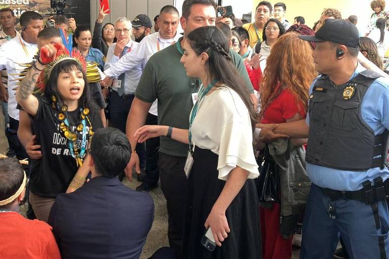 Txai Suruí protesta contra marco temporal e é cercada por seguranças da ONU na COP16; veja vídeo