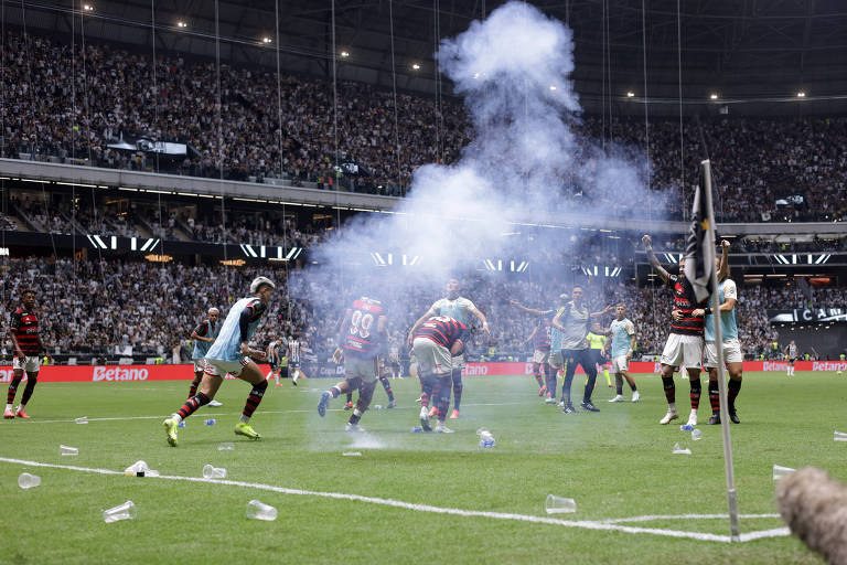 Suspeito de lançar bomba que feriu fotógrafo em final da Copa do Brasil é preso