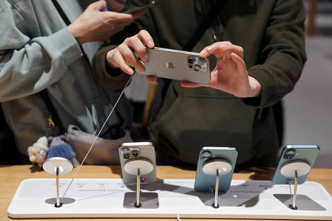 A man checks an iPhone 16 Pro Max as the new iPhone 16 series smartphones go on sale at an Apple store in Beijing, China September 20, 2024. REUTERS/Florence Lo ORG XMIT: PPPPEK12