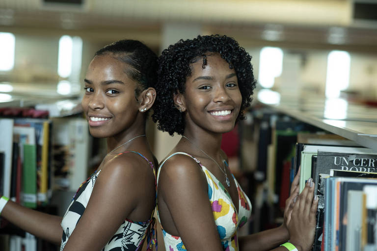 Gêmeas de 15 anos criam biblioteca infantil afro-brasileira do Rio de Janeiro