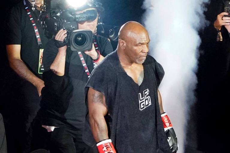 Mike Tyson viraliza ao deixar nádegas à mostra em transmissão ao vivo: 'Do nada a buzanfa dele'