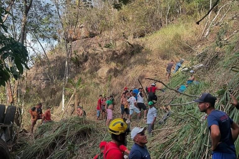 Acidente com ônibus deixa ao menos 17 mortos na região do Quilombo dos Palmares (AL)