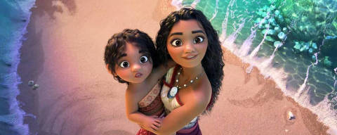 Cena do filme Moana 2 *** Local Caption ***  A imagem mostra duas personagens de animação em uma praia. A personagem mais velha, com cabelo cacheado e escuro, está segurando uma criança com cabelo semelhante. Ambas estão sorrindo e olhando para cima. O fundo apresenta uma praia com água azul e areia clara