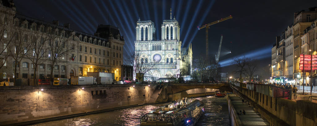 Luzes iluminam a Catedral de Notre Dame em Paris na sexta-feira, 6 de dezembro de 2024, na noite anterior à sua reabertura, cinco anos após ter sido destruída por um incêndio