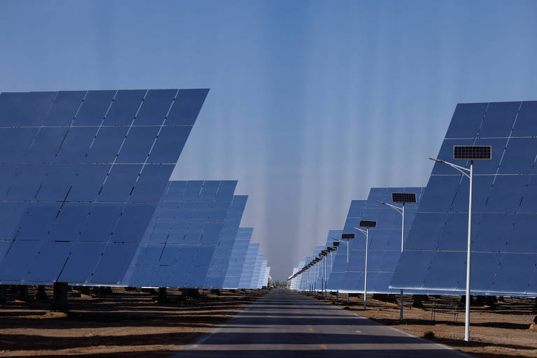 China conecta maior usina solar do deserto em esforço para reduzir carvão