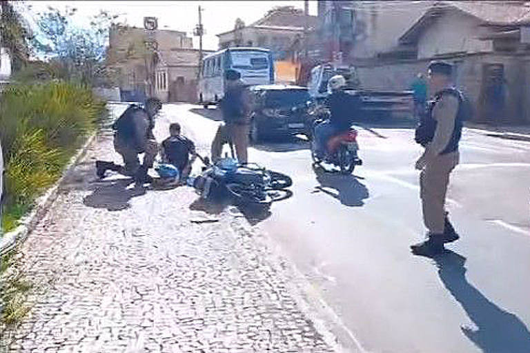 Motociclista é detido a paulada ao tentar fugir de blitz em MG