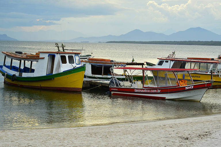 Barcos ancorados na praia de Brasília, um dos pontos de desembarque para quem chega à ilha do Mel, no litoral do Paraná