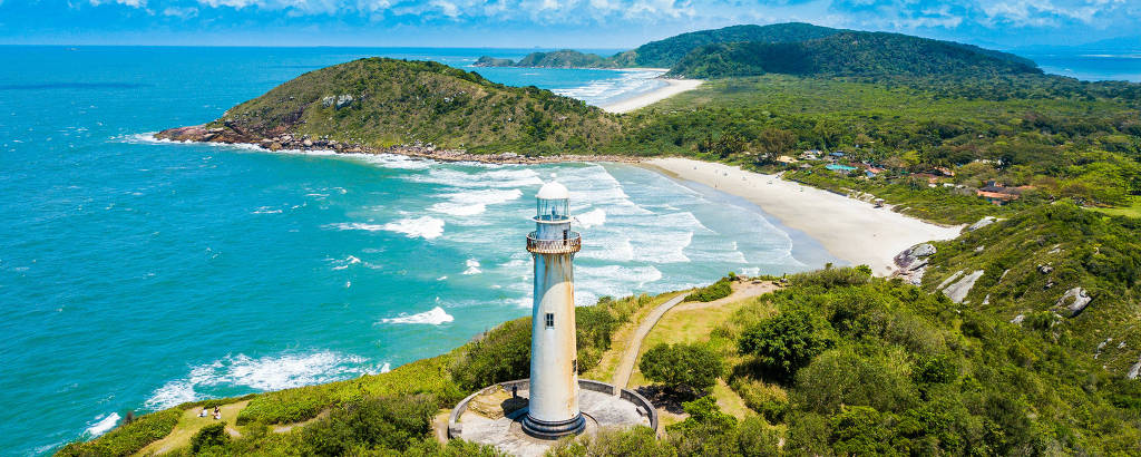 Vista aérea do Farol das Conchas, na Ilha do Mel, no Paraná, com a praia de Fora ao fundo