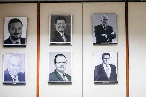 BRASILIA, DF,  20-12-2024 Café da manhã com o ministro da Fazenda Fernando Haddad com os jornalistas no MInistério da Fazenda . Na imagem, quadros de ex-ministros da Fazenda na sala do CMN, Conselho Monetário Nacional, sem a foto de Paulo Guedes  Os quadros retratam, na fileira de cima, Antônio Palocci, ministro da Fazenda no governo Lula 1, Joaquim Levy, ministro da Fazenda no governo Dilma 2, Henrique Meirelles ministro da Fazenda no governo Temer. Já na fileira de baixo estão, da esquerda para direita: Guido Mantega, ministro da Fazenda no governo Lula e Dilma 1, Nelson Barbosa Filho, ministro da Fazenda no governo Dilma 2 e Eduardo Guardia, já falecido,  ministro da Fazenda no governo Temer. (FOTO  Gabriela Biló /Folhapress)