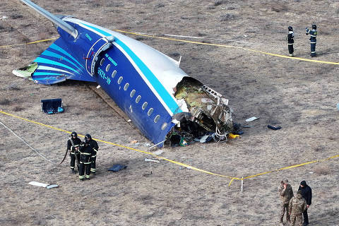 A drone view shows emergency specialists working at the crash site of an Azerbaijan Airlines passenger plane near the city of Aktau, Kazakhstan December 25, 2024. REUTERS/Azamat Sarsenbayev      TPX IMAGES OF THE DAY ORG XMIT: KAZ001