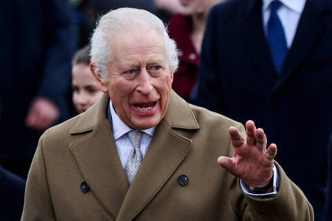 Britain's King Charles waves on the day he attends the Royal Family's Christmas Day service at St. Mary Magdalene's church, as the Royals take residence at the Sandringham estate in eastern England, Britain December 25, 2024. REUTERS/Toby Melville ORG XMIT: LIVE