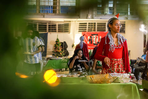 SÃO PAULO, SP, 24.12.2024 - CRUSP-NATAL -  Os moradores do Conjunto Residencial da USP - CRUSP, organizaram na noite desta terça-feira (24) uma ceia natalina para 100 pessoas, com alimentos de doações que receberam e comprados pelos próprios moradores para a celebração natalina. (Foto: Allison Sales/Folhapress, COTIDIANO) ORG XMIT: 612074