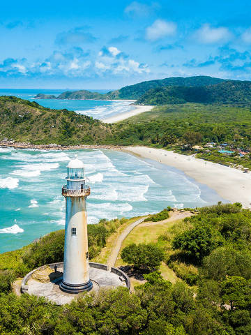 Ilha do Mel - Paraná. Aerial view of the Conchas lighthouse and beaches of Ilha do Mel

Foto: Jair/ Stock Adobe