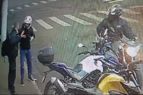 Homem seguia pela calçada quando foi abordado por dois criminosos em uma motocicleta