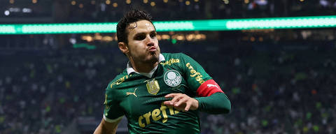 FILE PHOTO: Soccer Football - Brasileiro Championship - Palmeiras v Red Bull Bragantino - Allianz Parque, Sao Paulo, Brazil - June 20, 2024 Palmeiras' Raphael Veiga celebrates scoring their first goal REUTERS/Amanda Perobelli/File Photo