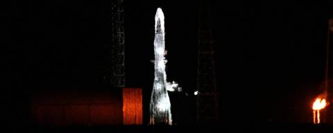 CAPE CANAVERAL, FLORIDA JANUARY 13: Blue Origin New Glenn rocket sits at Launch Complex 36 after its scheduled early morning launch was cancelled at Cape Canaveral Space Force Station on January 13 in Cape Canaveral, Florida. The long-delayed inaugural uncrewed NG-1 mission would help pave the way for the Jeff Bezos-founded space company to compete against Elon Musk's SpaceX.   Miguel J. Rodriguez Carrillo/Getty Images/AFP (Photo by Miguel J. Rodriguez Carrillo / GETTY IMAGES NORTH AMERICA / Getty Images via AFP)