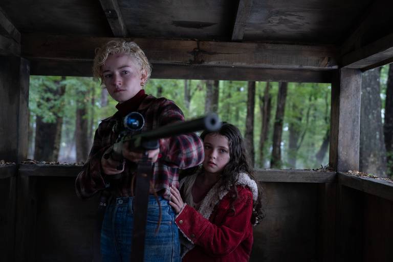 As atrizes Julia Garner e Matilda Firth em cena de 'Lobisomem', filme de Leigh Whannell