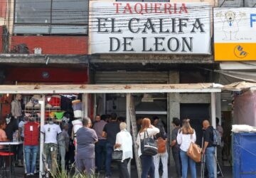 People wait to buy tacos at Taqueria El Califa de Leon restaurant in Mexico City on May 15, 2024. A hole-in-the-wall taqueria is among the first restaurants in Mexico to be awarded a star by the prestigious Michelin Guide -- an accomplishment its owner credits to "love and effort". (Photo by Silvana FLORES / AFP)