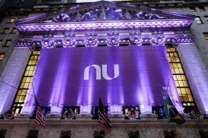 Logo do Nubank na Nyse para celebrar o IPO da companhia em Nova York, EUA