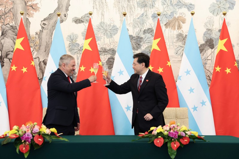 Chinese Foreign Minister Qin Gang and Honduran Foreign Minister Enrique Reina attend a ceremony marking the establishment of diplomatic relations between the two countries at the Diaoyutai State Guesthouse in Beijing on March 26.